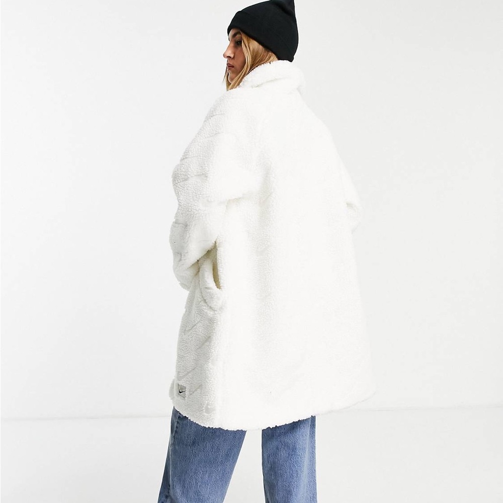 Nike Women’s Loose Fit Sherpa White Coat - Picture 3 of 16